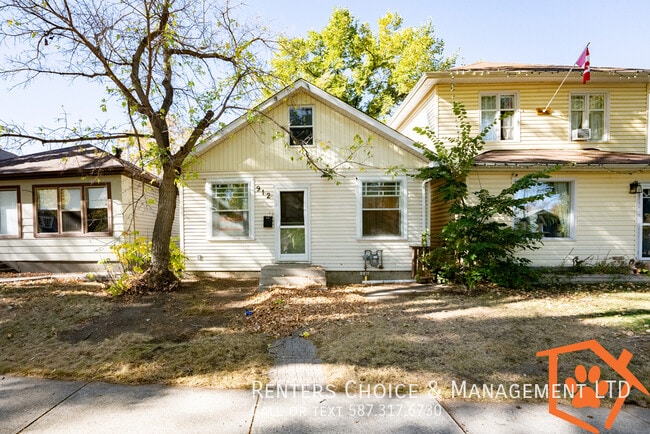 Building Photo - 2 Bedroom House, Pet Friendly With Garage, BONUS INCENTIVE