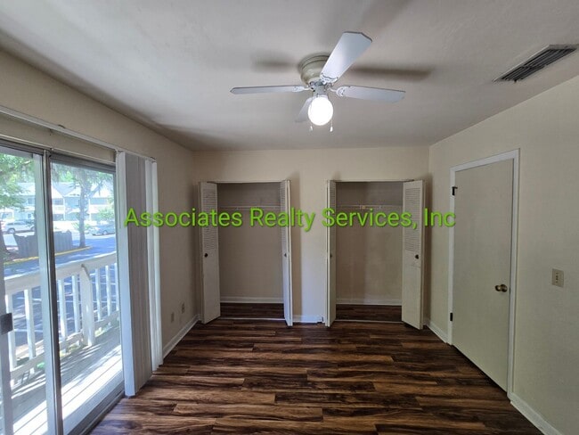 Building Photo - Pick Wick Park- 2 Bedrm & 2.5 Ba. Close to UF