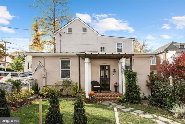 Building Photo - 320 S Loudoun St Unit 2 - BACK ENTRANCE
