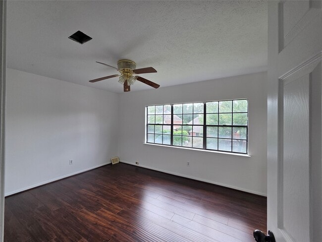 Building Photo - 2827 Lake Colony Dr