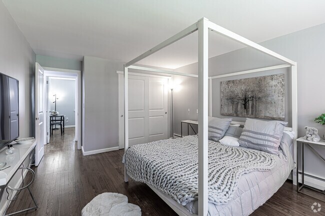 2BR, 1BA - Living Room - Folly Brook Apartments