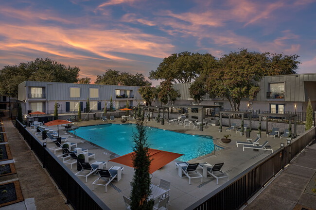 Building Photo - The Ashley at Bluffview Apartments