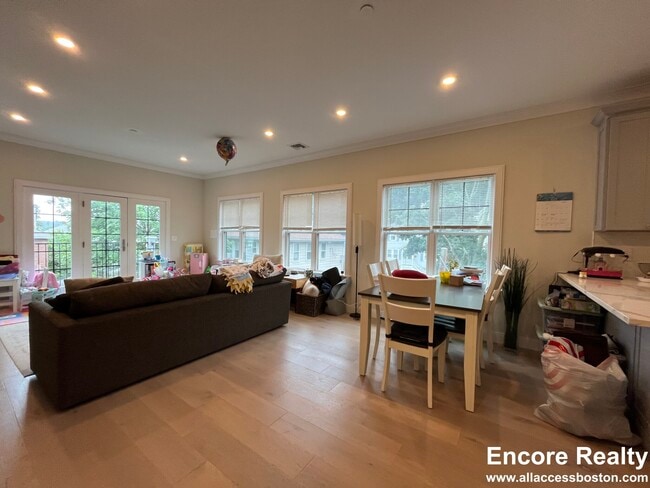 Photo - 32 Cummins Hwy Unit 4