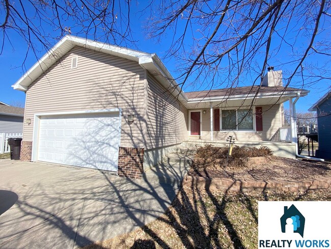 Large 4 bed House! -Realty Works - Large 4 bed House! -Realty Works