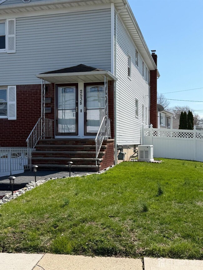 Photo - 2538 Spruce St