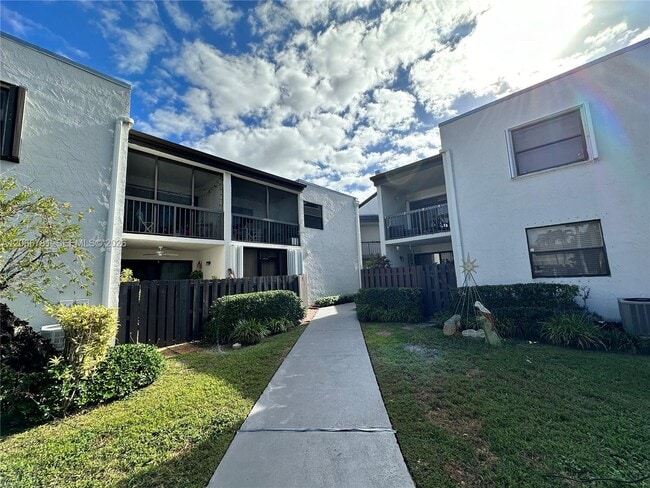 Building Photo - 9427 Fontainebleau Blvd Unit 102-34