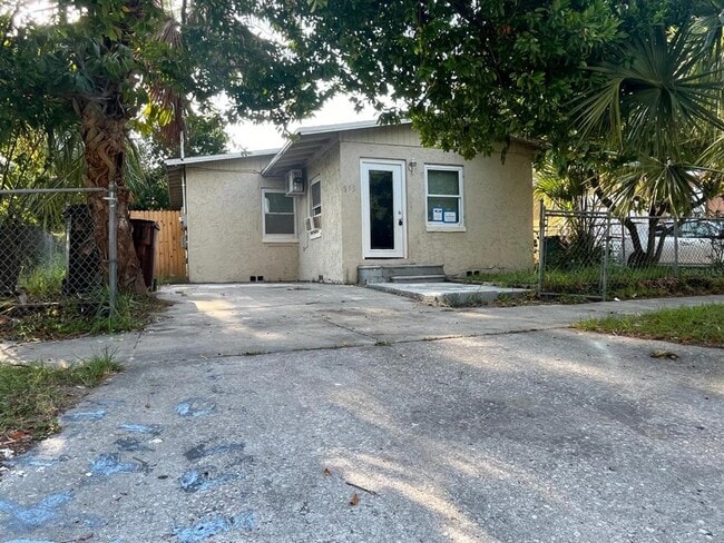 Building Photo - 715 Quill St