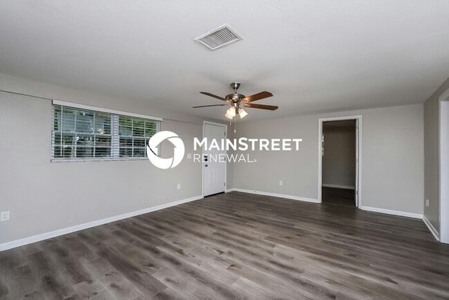 Photo - 3 Bedroom Pet-Friendly Home in New Port Richey, FL with Main Street Renewal