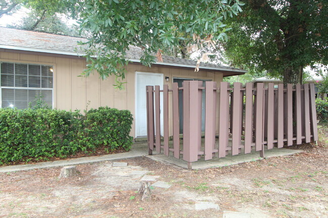 Building Photo - Charming 2-Bedroom Duplex in North Pensaco... Unit B Rental