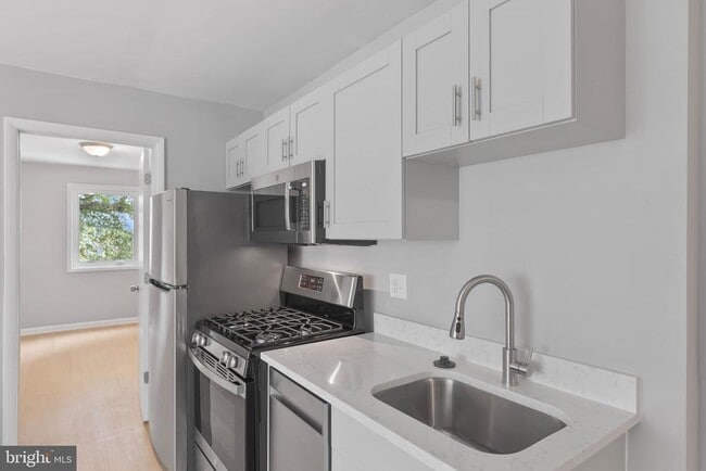 Building Photo - 1953 19th Pl SE Unit B1 Rental