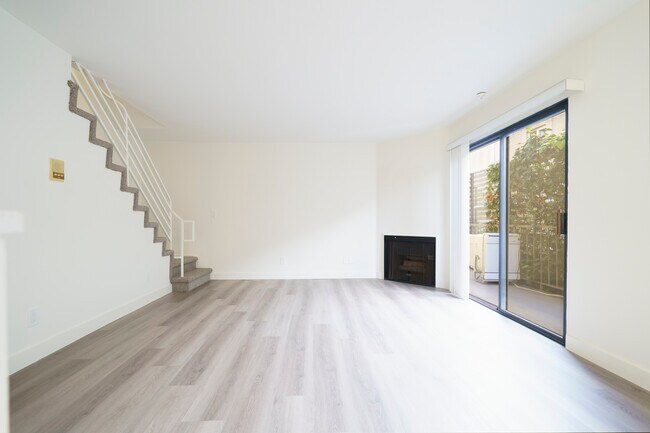 Photo - 112 S St Andrews Pl Unit 4