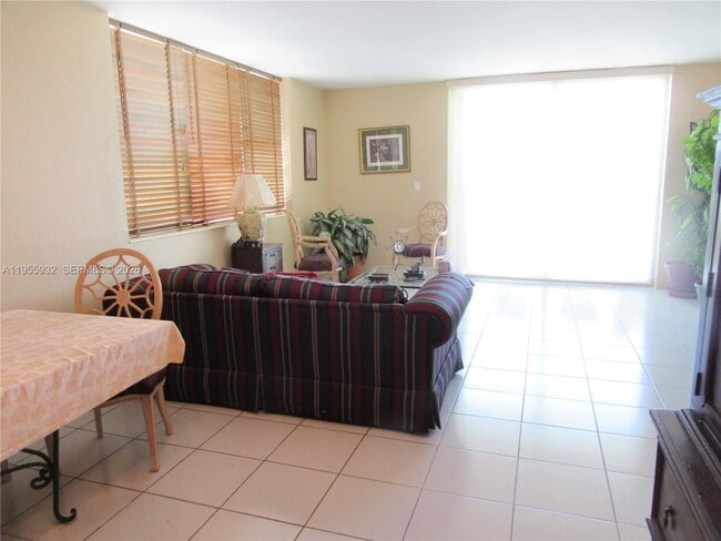 Photo - 3301 NE 5th Ave Unidad 217