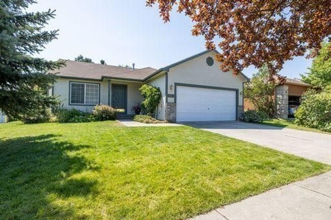 Building Photo - Updated ranch with a finished basement