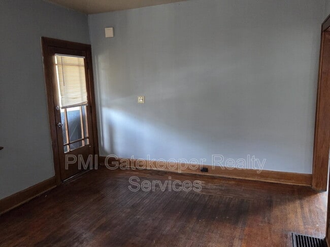 Photo - 4370 St Lawrence Ave Unit Apt 1