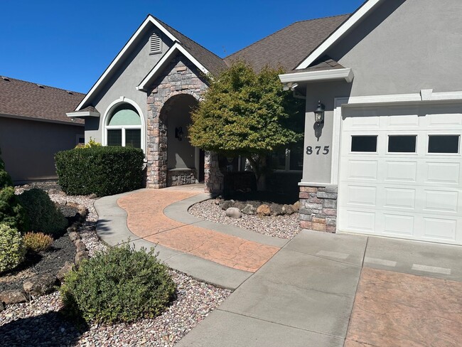 Building Photo - Located in the desirable Eagle Point Golf ...