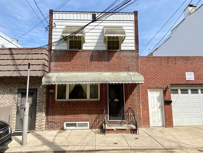 Building Photo - Stunning 2-Bedroom Townhouse in South Philadelphia Available August 1st!