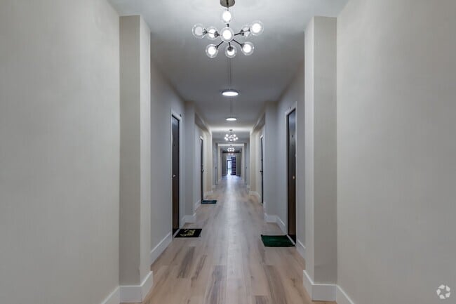 Building Photo - Updated One Bedroom One Bath Apt! Unit 6244 Oakland Ave #306