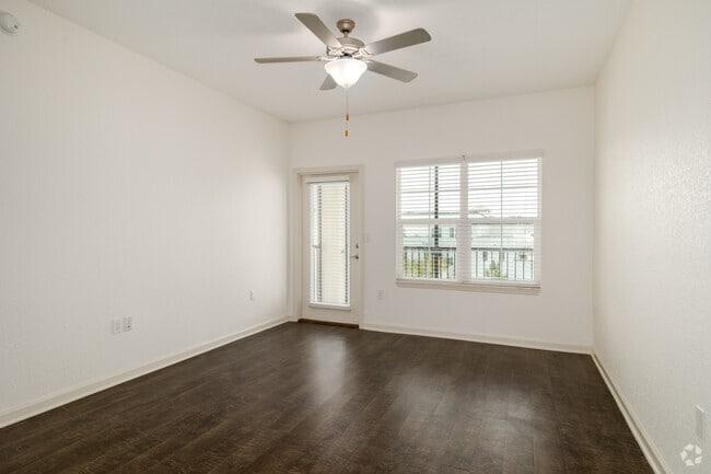 Verona - 2BR, 2BA - 931SF - Living Room