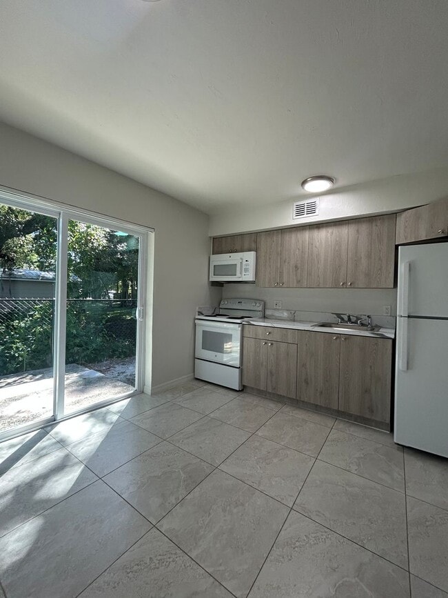Photo - 2 bed 1 Bath Condo Unidad 3758 Lora Street,  2