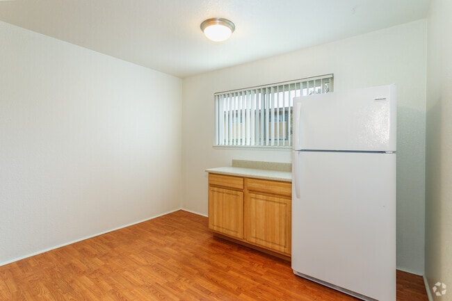 2BR, 1BA - 908SF - The Drake and Anderson Court
