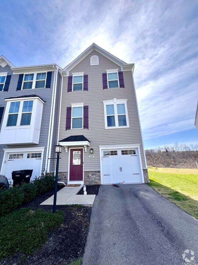 Building Photo - Beautiful Townhome - 3 Bedroom 2.5 Bathroo...