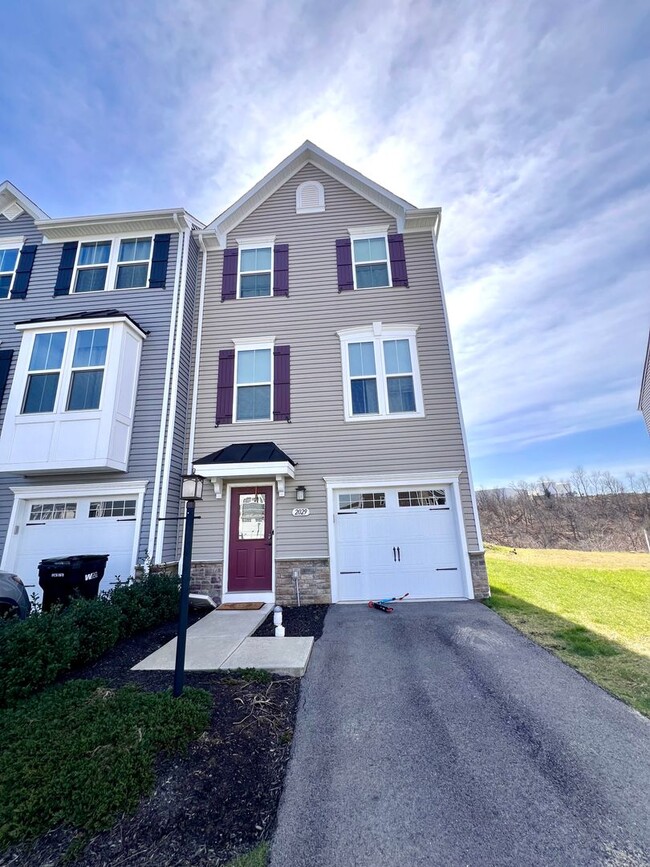 Building Photo - Beautiful Townhome - 3 Bedroom 2.5 Bathroo...