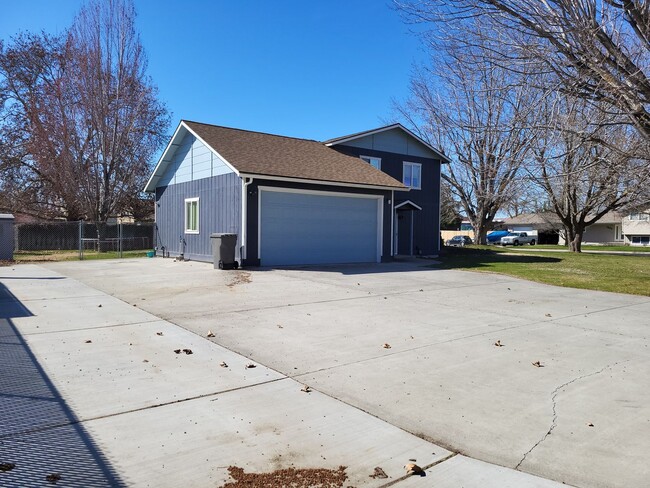 Photo - 1872 Alder Ave