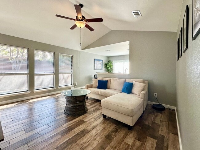 Photo - 1003 Markham Ln