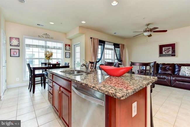 Photo - 20655 Sibbald Square