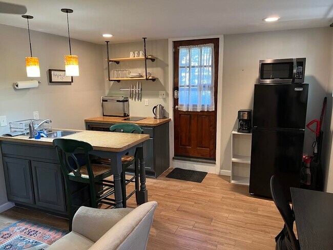 Building Photo - 3277 N Whitney Ave Unit FURNISHED Monthly Studio Rental