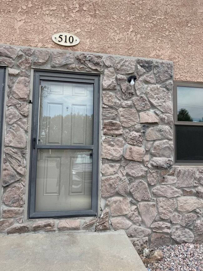 Building Photo - Two Bedroom, One and Half Bathroom Townhouse!