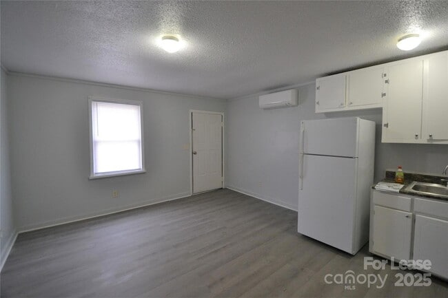 Building Photo - 1009 Plymouth St Unit A Rental