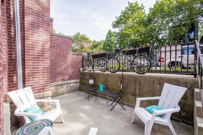 Photo - Beautiful 4bed/2bath GARDEN unit in Bucktown! Central Air! In-Unit Laundry! Unidad 0