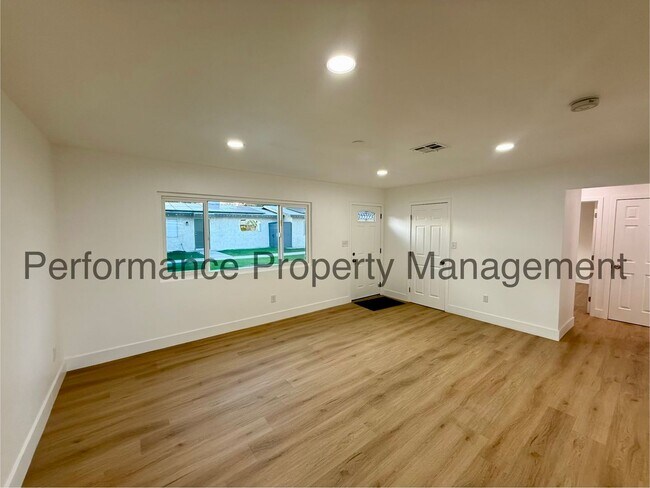 Photo - 3401 Squire Ln Unidad B