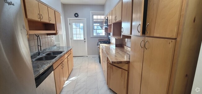 Building Photo - 5896 Hobart St Rental