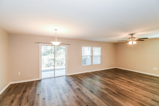 Photo - 1981 April Oaks Dr