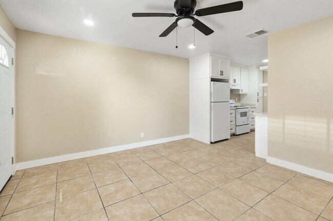 Photo - 604 E 2nd St