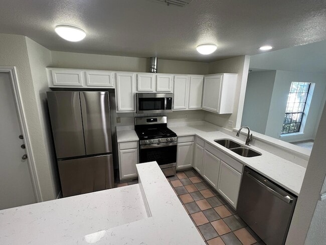 Photo - 607 Saunders Dr