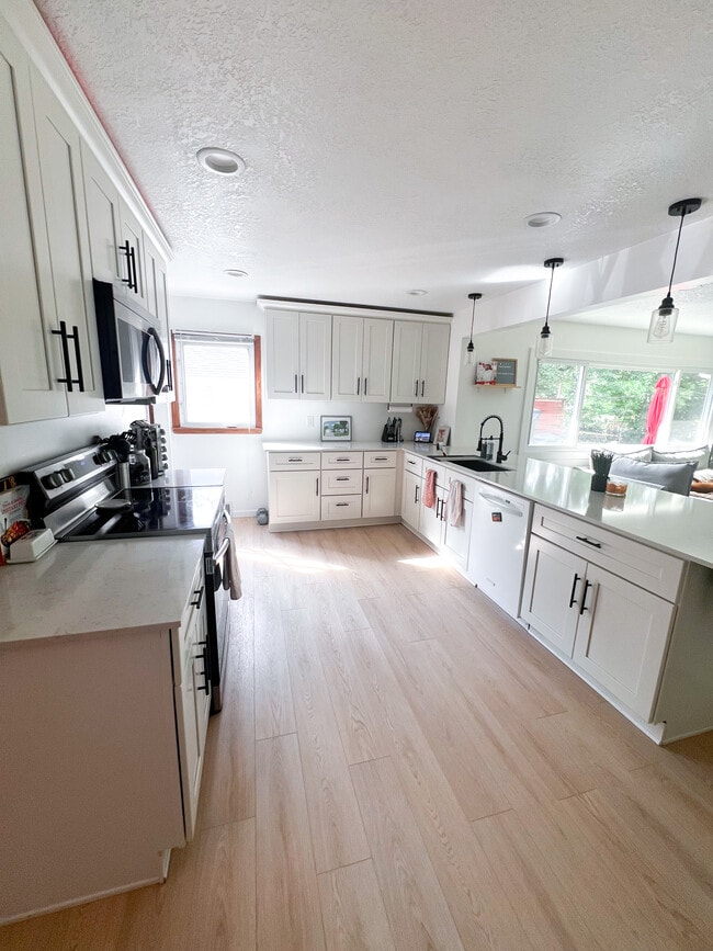 Vista de la cocina orientada al sur (mucha luz). - 8434 Colfax Ave S