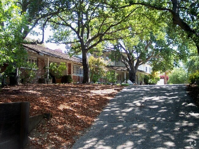 Building Photo - 5887 Arboretum Dr Unit Executive Carriage House