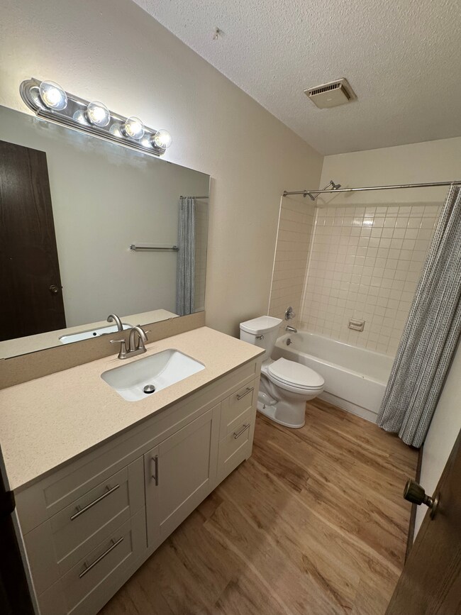 Bathroom - 4831 Tama St Unit 4