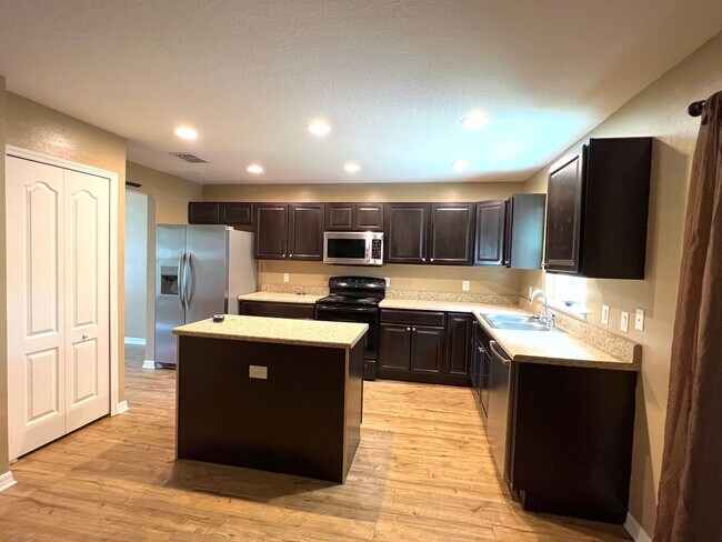 Photo - 3/2 with fenced in yard!