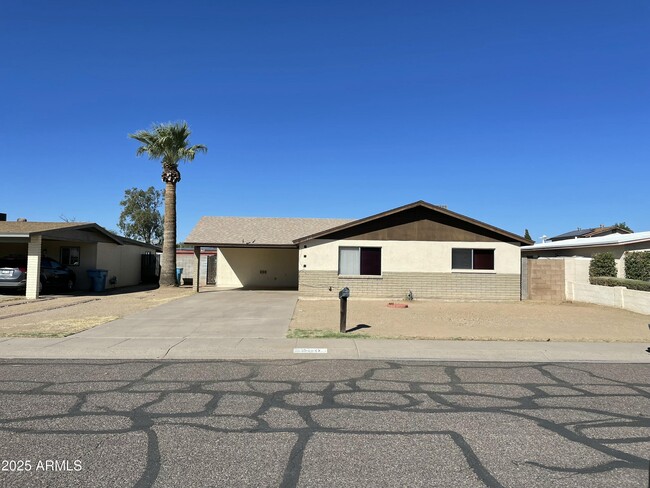 Building Photo - 2930 W Laurel Ln Rental