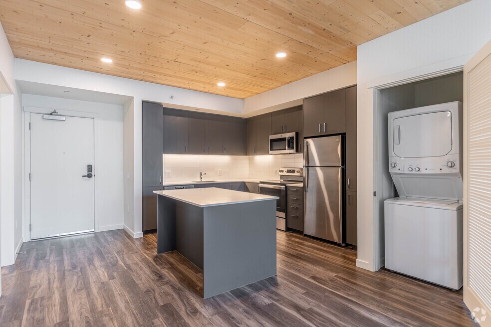 2BR, 2BA - 947SF