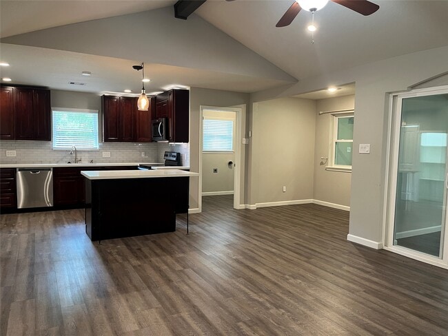 Photo - 304 S Shadowbend Dr