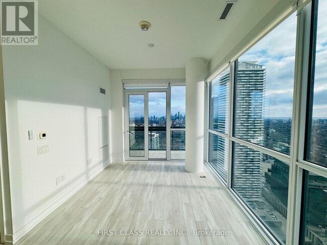 Photo - 39 Roehampton Ave Unit 3905