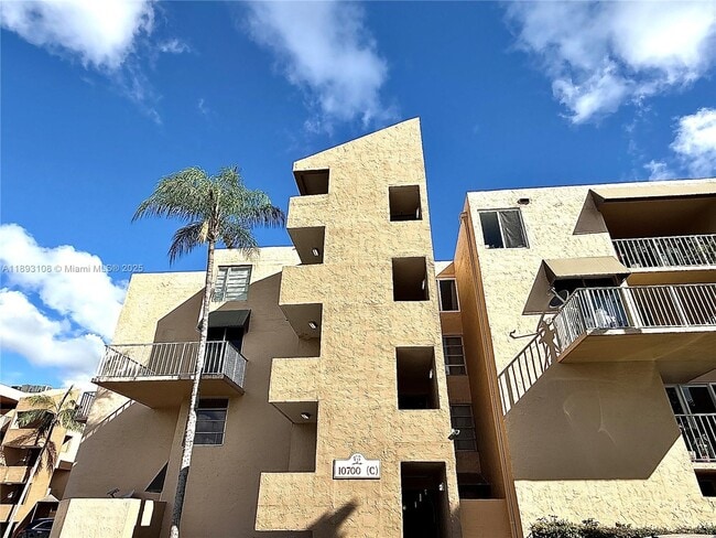 Building Photo - 10700 SW 108th Ave Unit C302