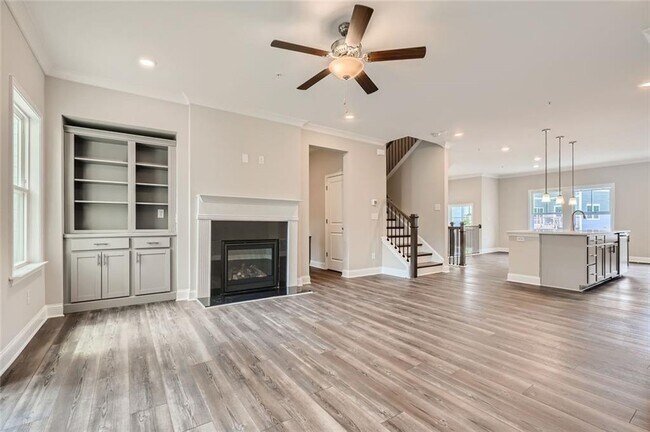 Photo - 461 Stagecoach Bnd SE