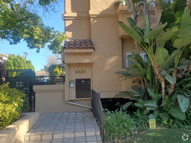 Building Photo - 4624 Fulton Ave Unit Townhouse with 2 balconie