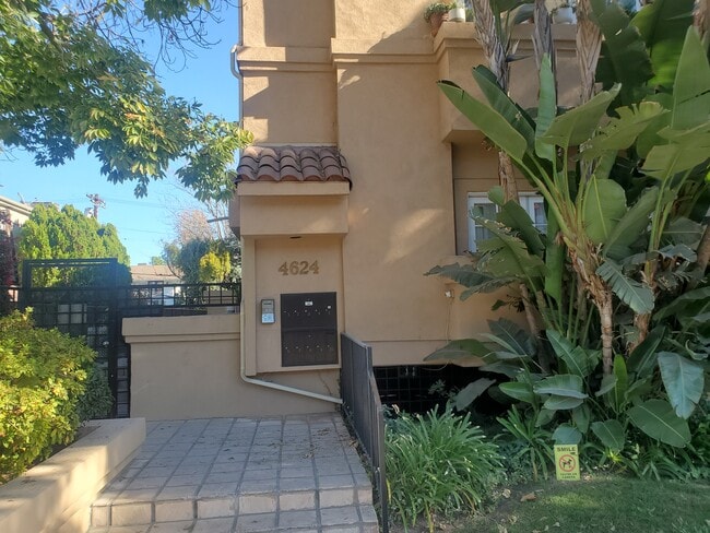 Building Photo - 4624 Fulton Ave Unit Townhouse with 2 balconie